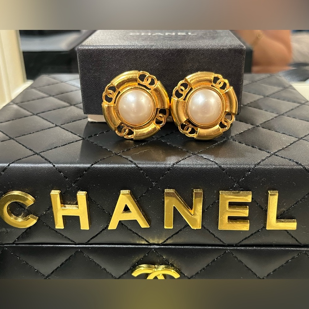 Chanel Vintage Faux Pearl CC Clip-On Earrings - Picture 8 of 8